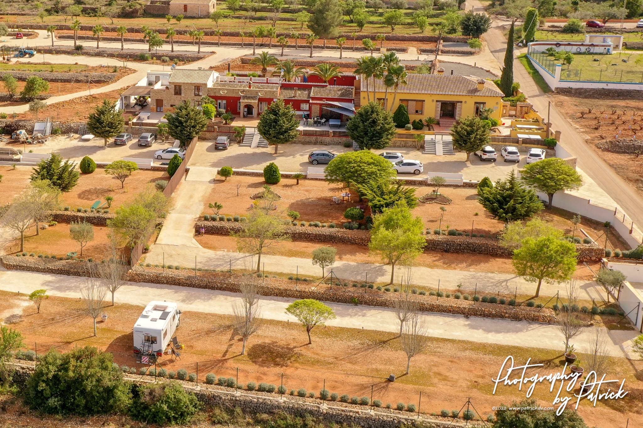 Casa rústica de 12 dormitorios en Llíber, carretera Benissa-Jalón. Finca con terreno de 10700 m2 rodeada de zonas verdes con mucha provacidad.